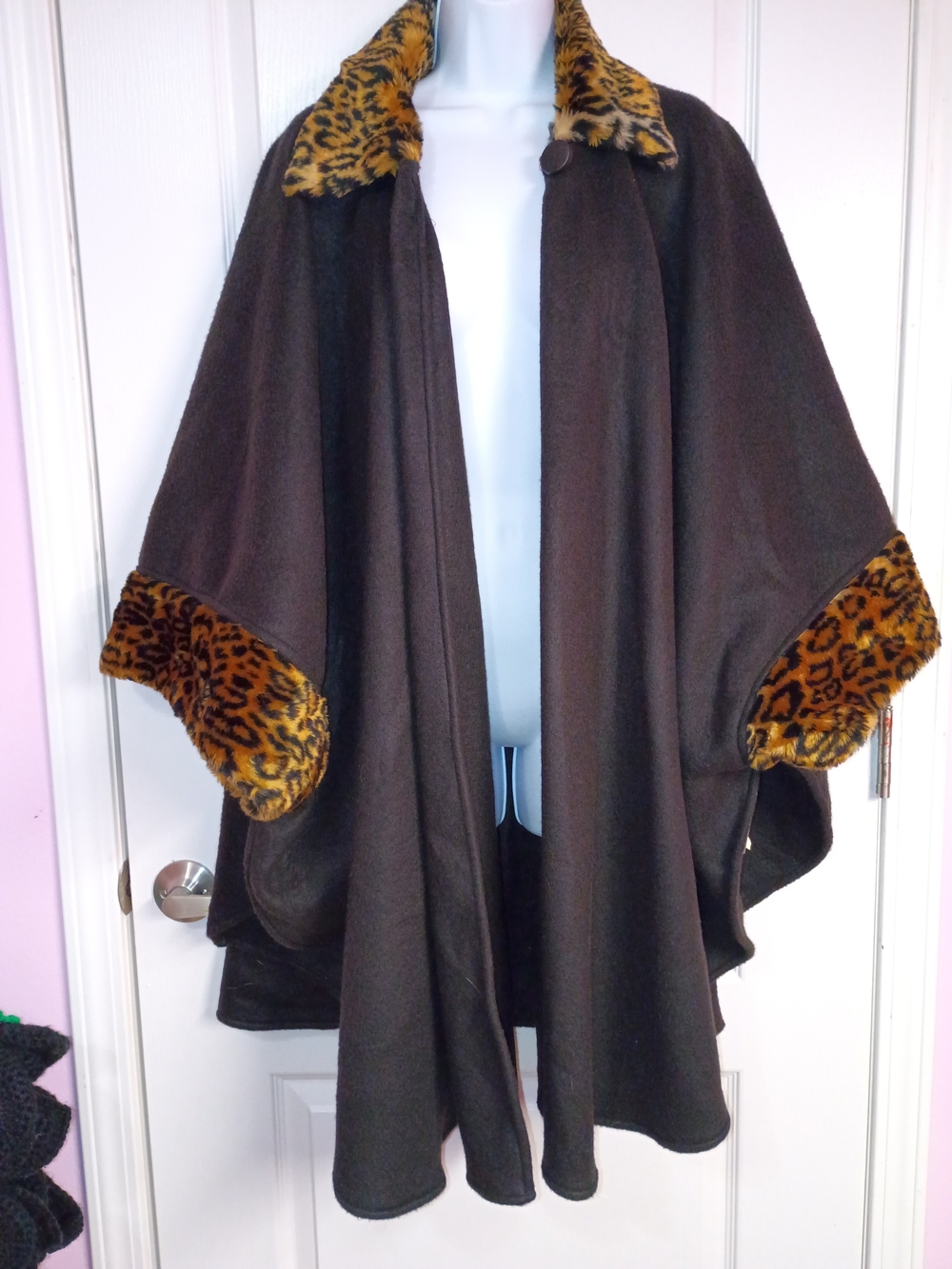 Vintage Black Cape w/ Leopard Faux-Fur Trim - Picture 5 of 9
